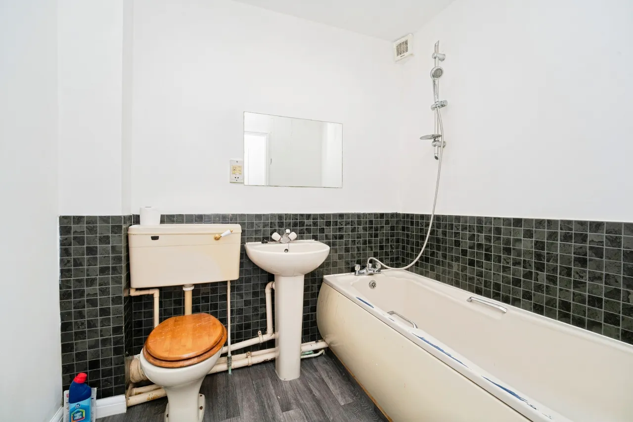 Horse Shoe Crescent, Northolt, UB5, photo 12