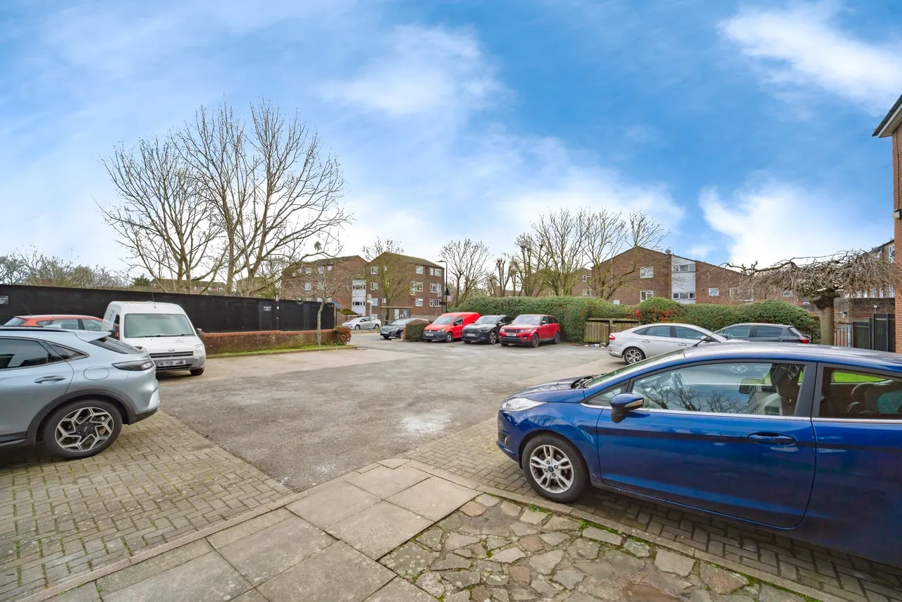 Horse Shoe Crescent, Northolt, UB5, photo 14