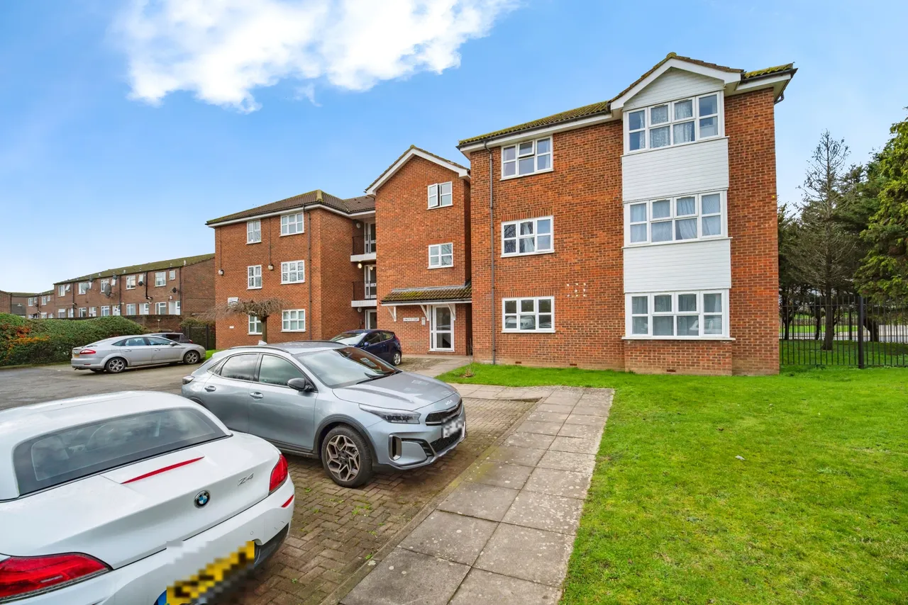 Horse Shoe Crescent, Northolt, UB5, photo 4