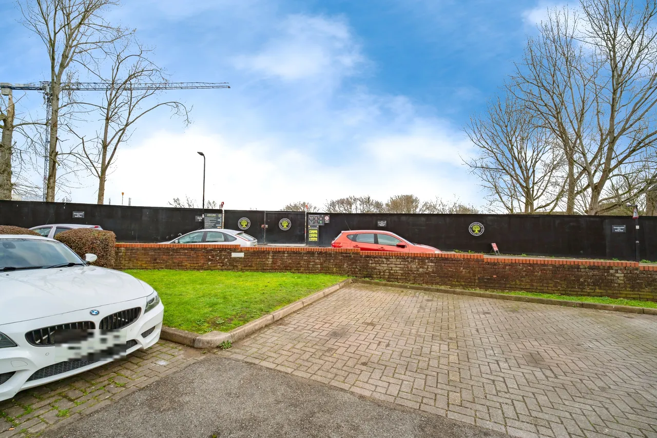 Horse Shoe Crescent, Northolt, UB5, photo 13