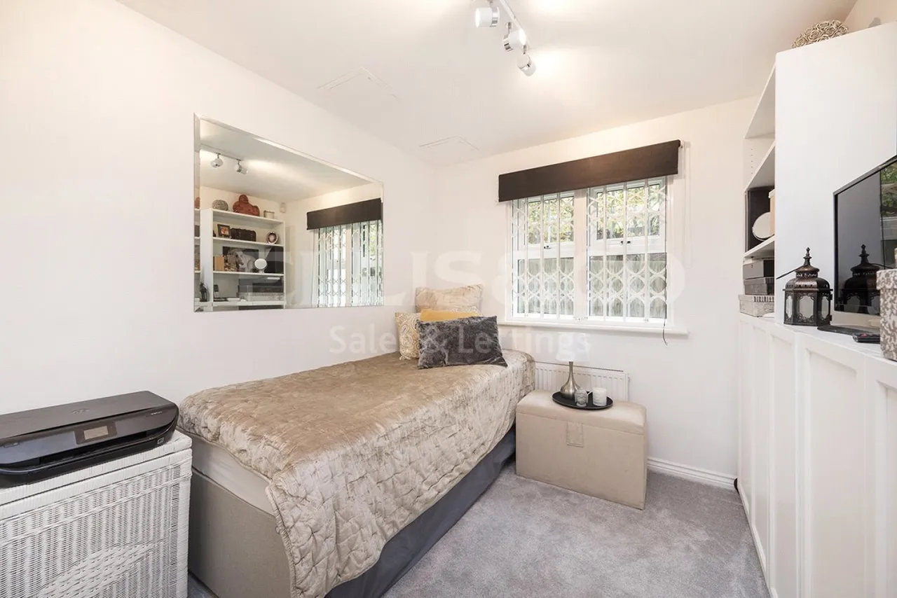 Bressay Drive, Mill Hill, NW7, photo 8