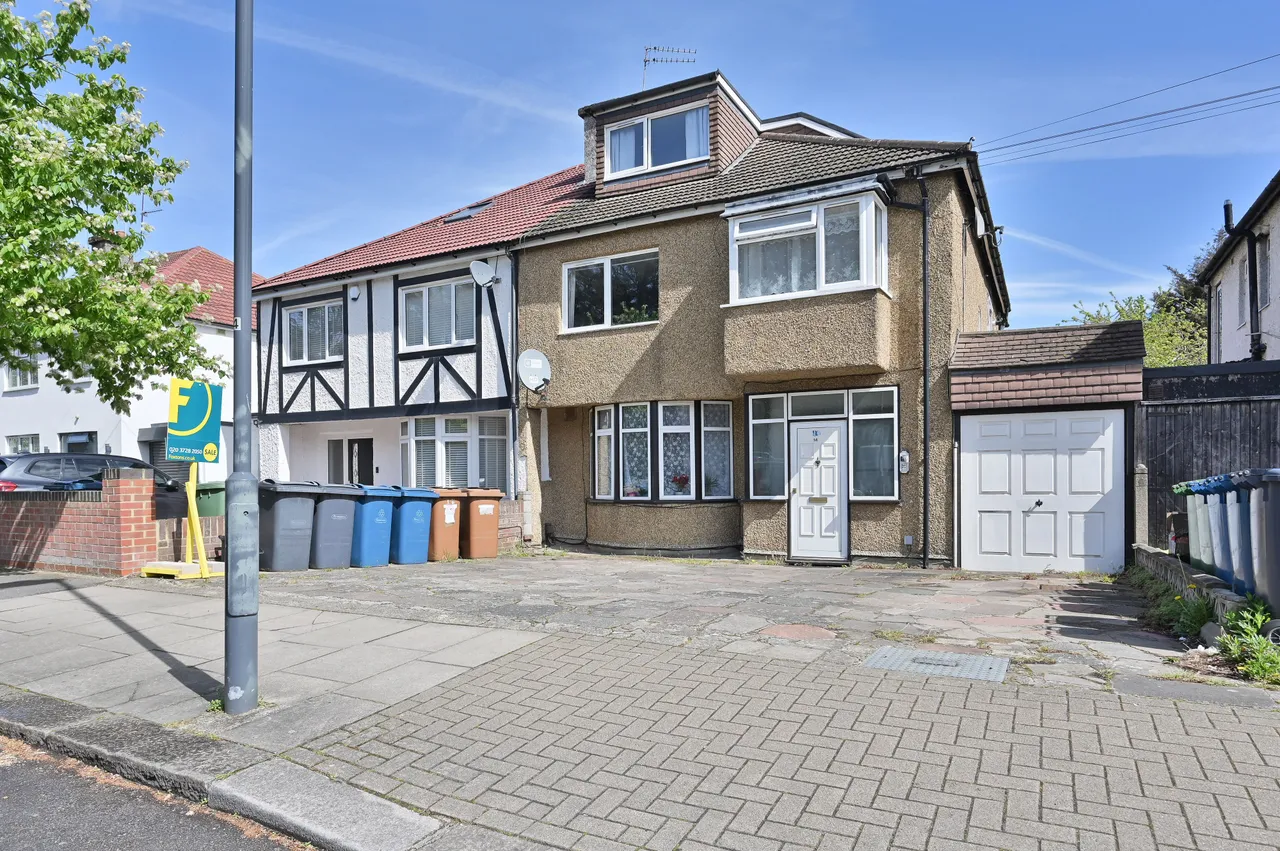 2 bed flat for sale — Flat 4, 14 Carlton Avenue, Harrow