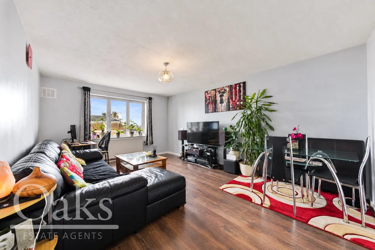 2 bed flat to rent, Campbell Close, Streatham, SW16