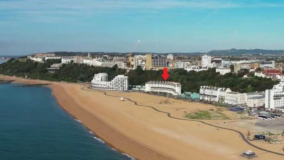 2 bed flat to rent, Marine Crescent, Folkestone, CT20