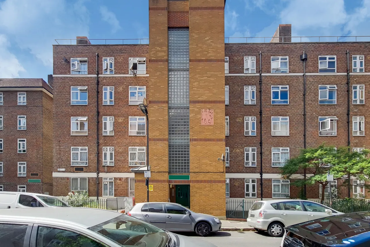 2 bed flat to rent, London, E9