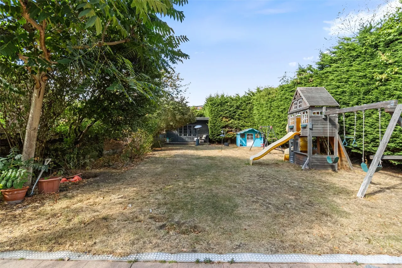 Queens Road, Hampton Hill, TW12 1DU, photo 16