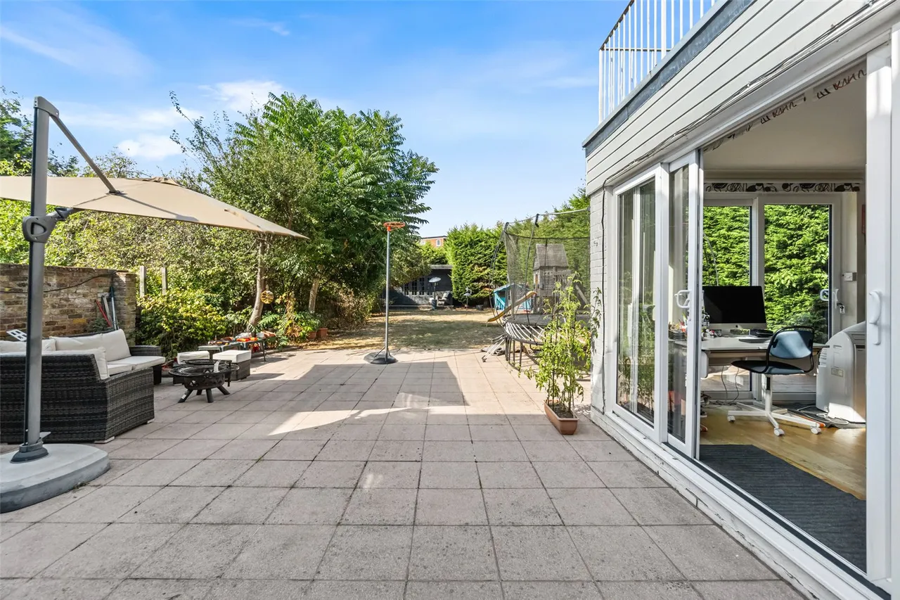 Queens Road, Hampton Hill, TW12 1DU, photo 2