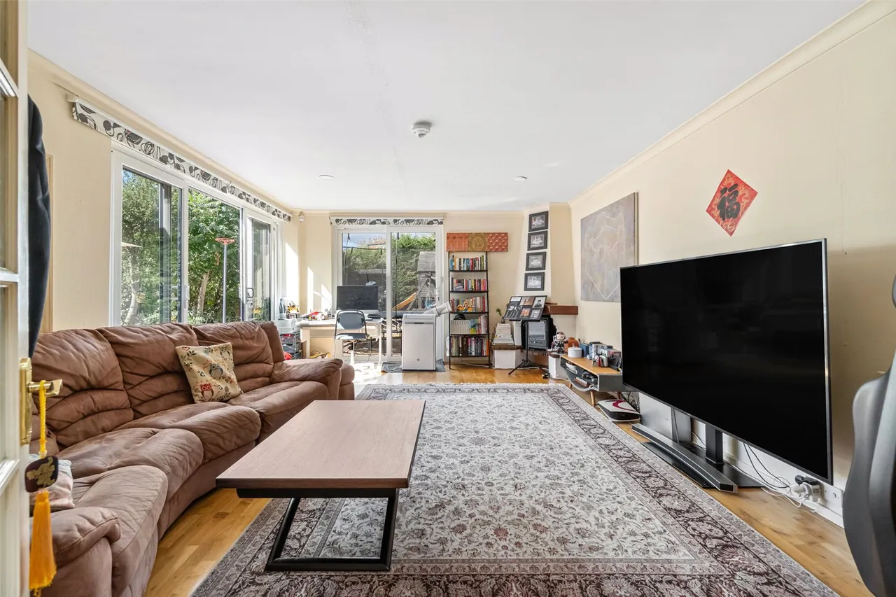 Queens Road, Hampton Hill, TW12 1DU, photo 3