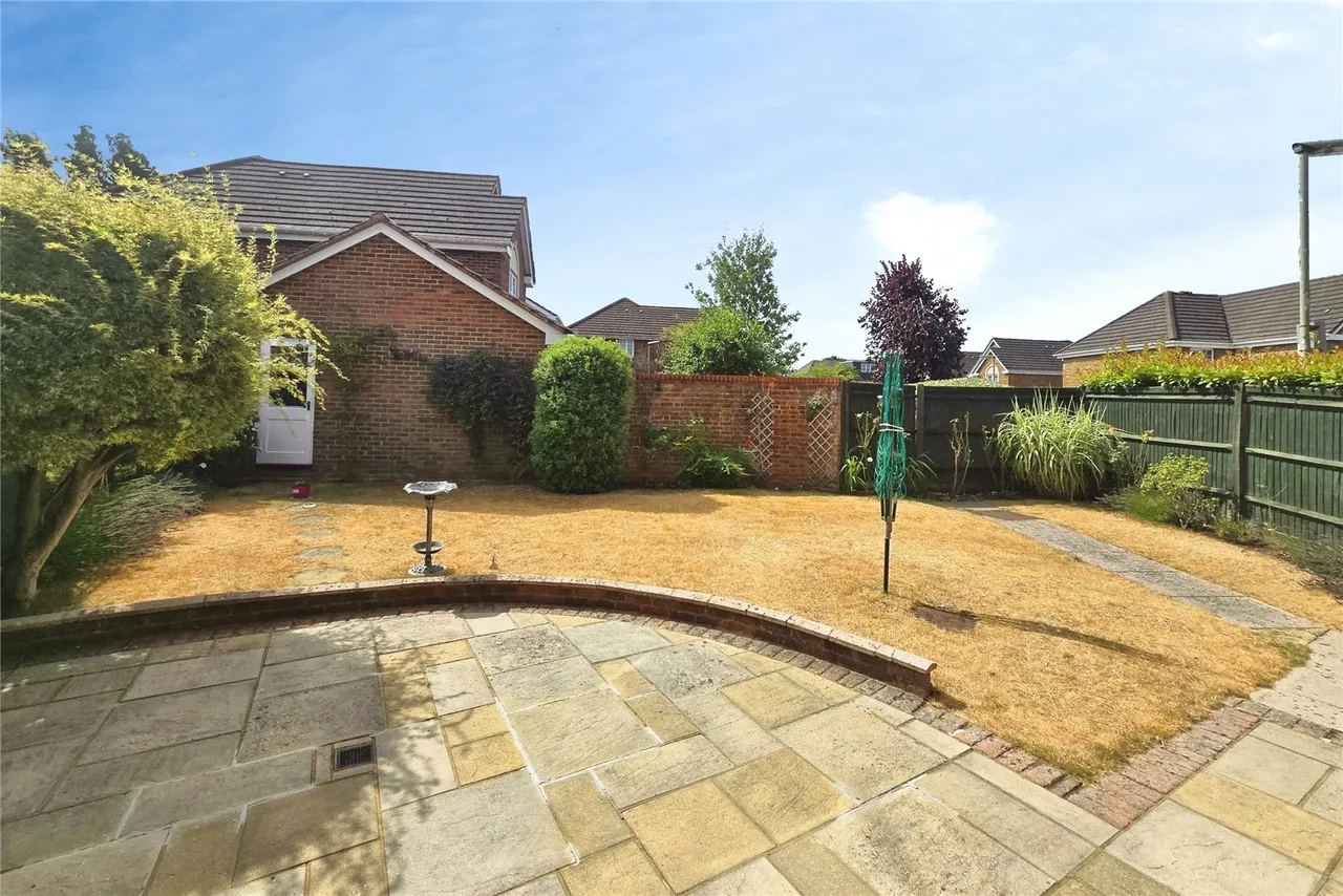 St. Pauls Close, Tongham, Surrey, GU10 1EN, photo 5