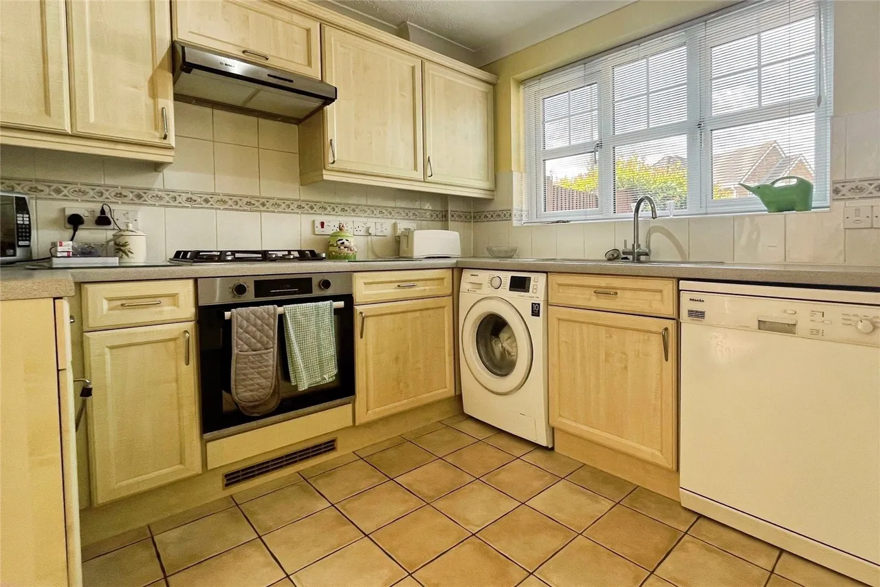 St. Pauls Close, Tongham, Surrey, GU10 1EN, photo 10