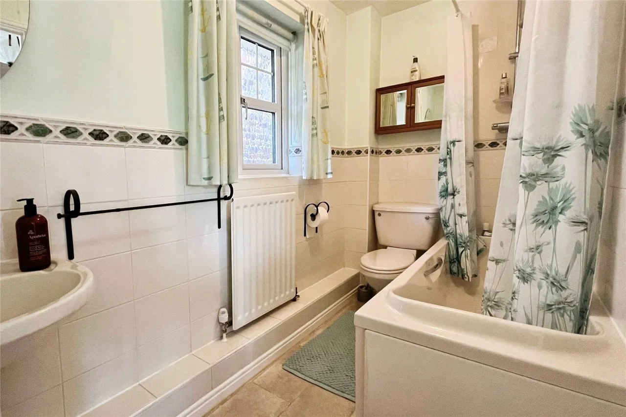 St. Pauls Close, Tongham, Surrey, GU10 1EN, photo 11