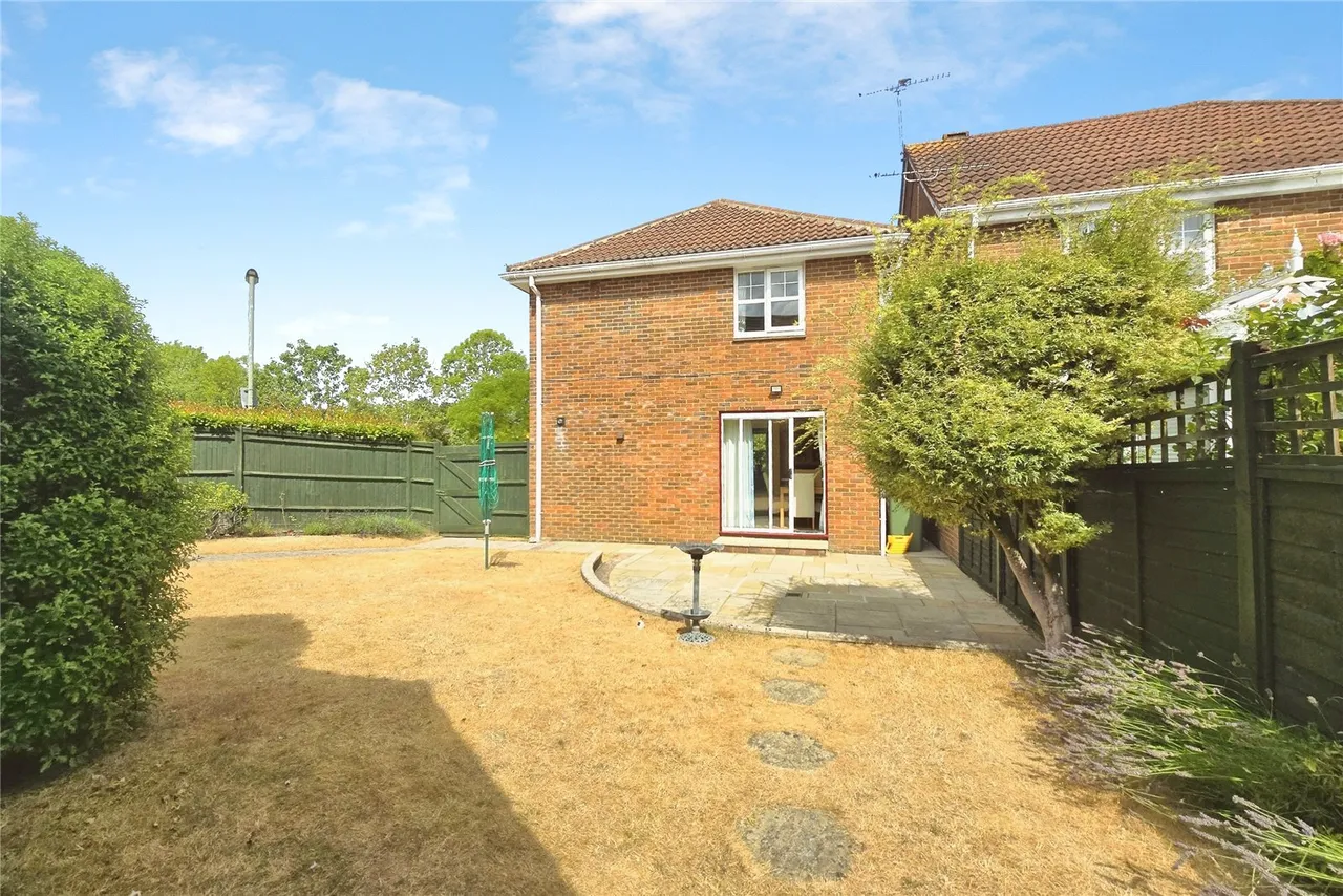 St. Pauls Close, Tongham, Surrey, GU10 1EN, photo 8