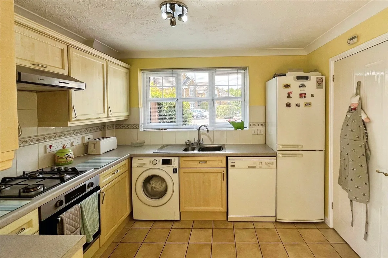 St. Pauls Close, Tongham, Surrey, GU10 1EN, photo 4