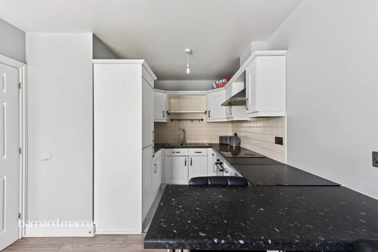 Bishops Drive, Feltham, TW14, photo 6