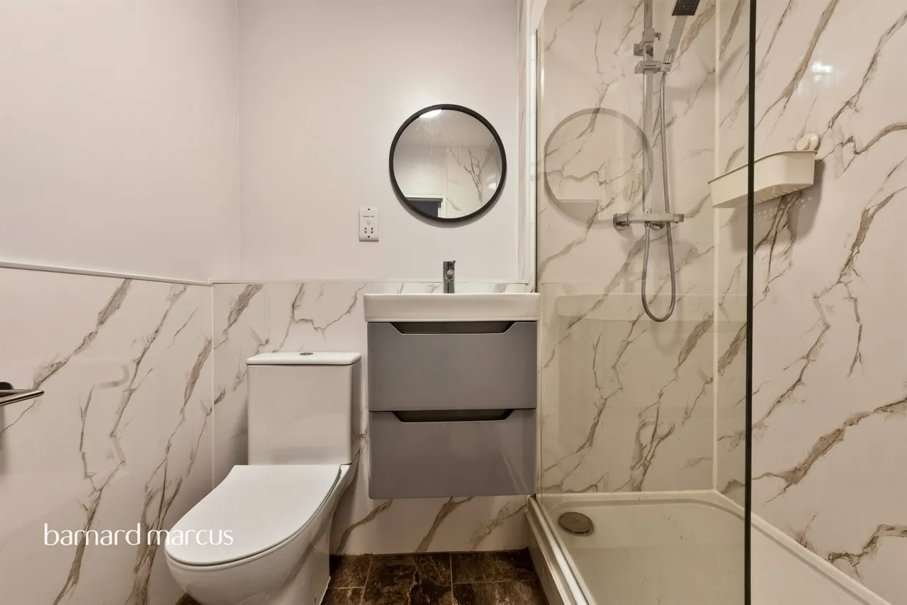 Bishops Drive, Feltham, TW14, photo 8