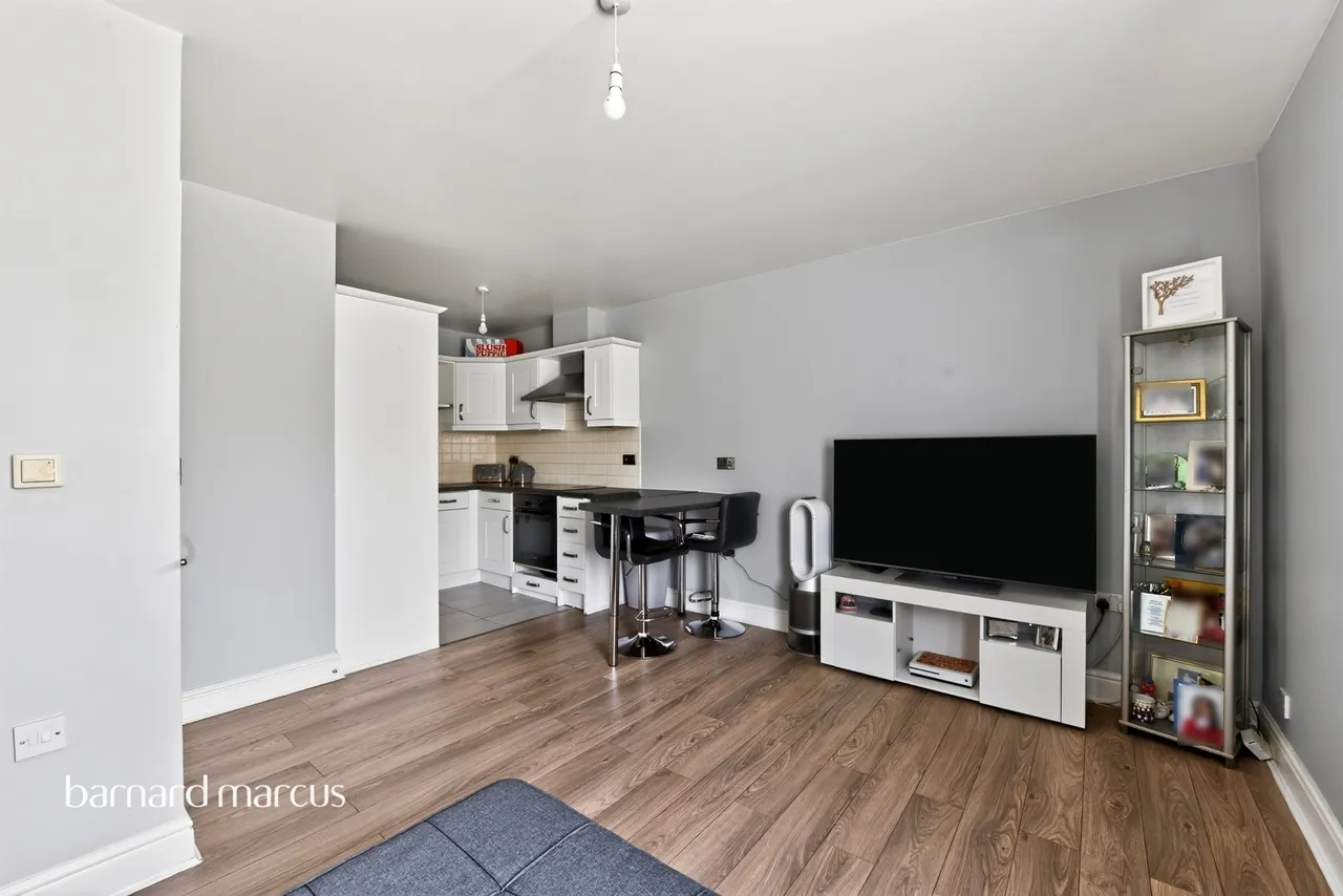 Bishops Drive, Feltham, TW14, photo 2