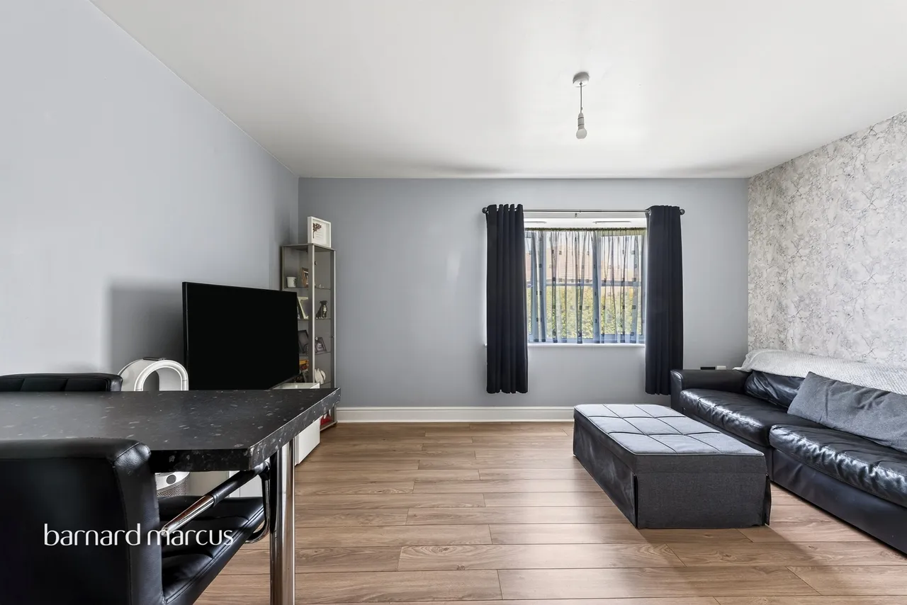 Bishops Drive, Feltham, TW14, photo 5