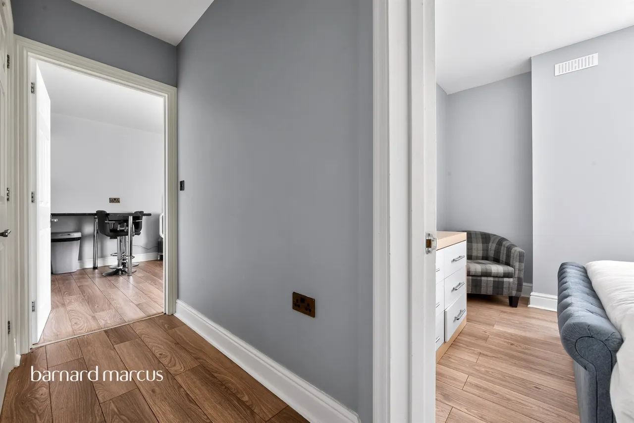 Bishops Drive, Feltham, TW14, photo 7