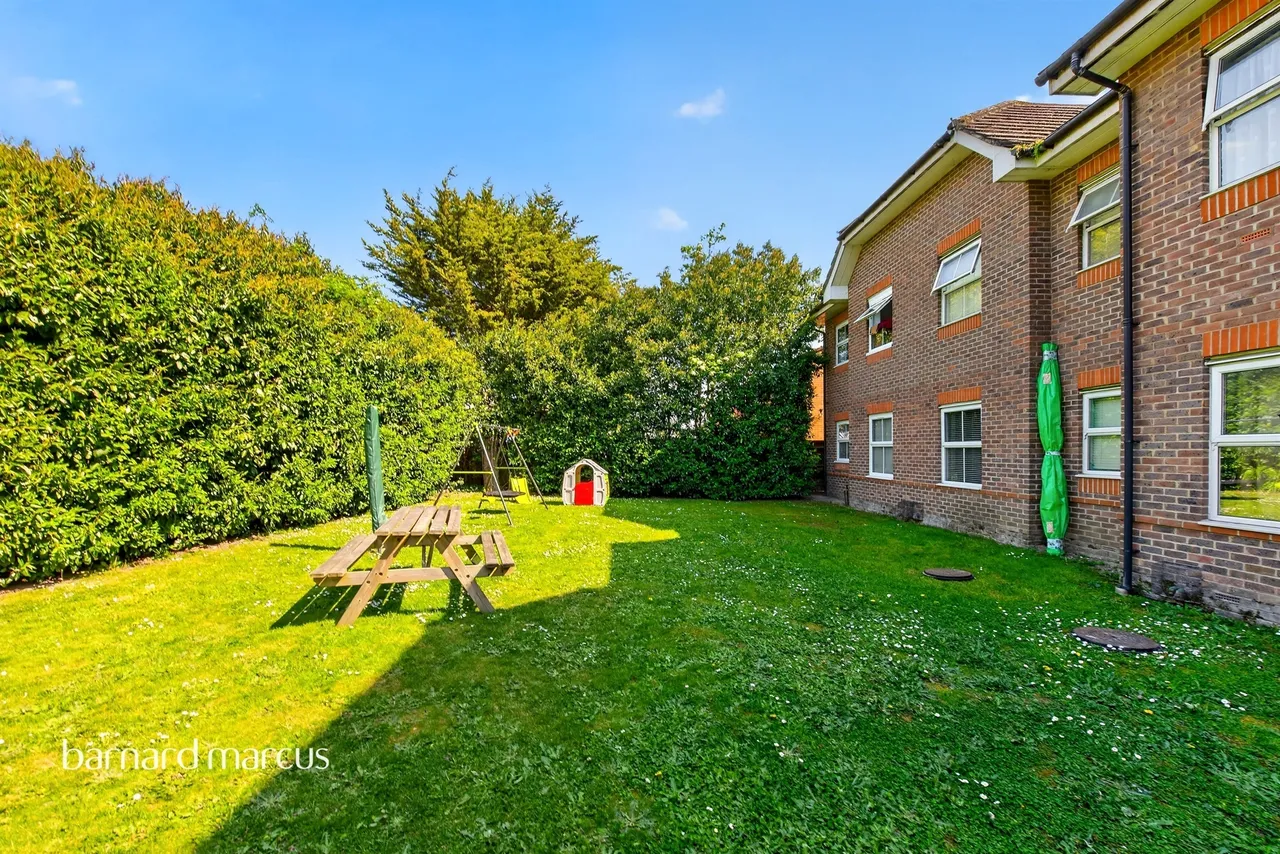 Bishops Drive, Feltham, TW14, photo 4