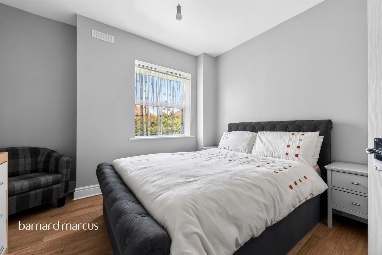 Bishops Drive, Feltham, TW14, photo 9