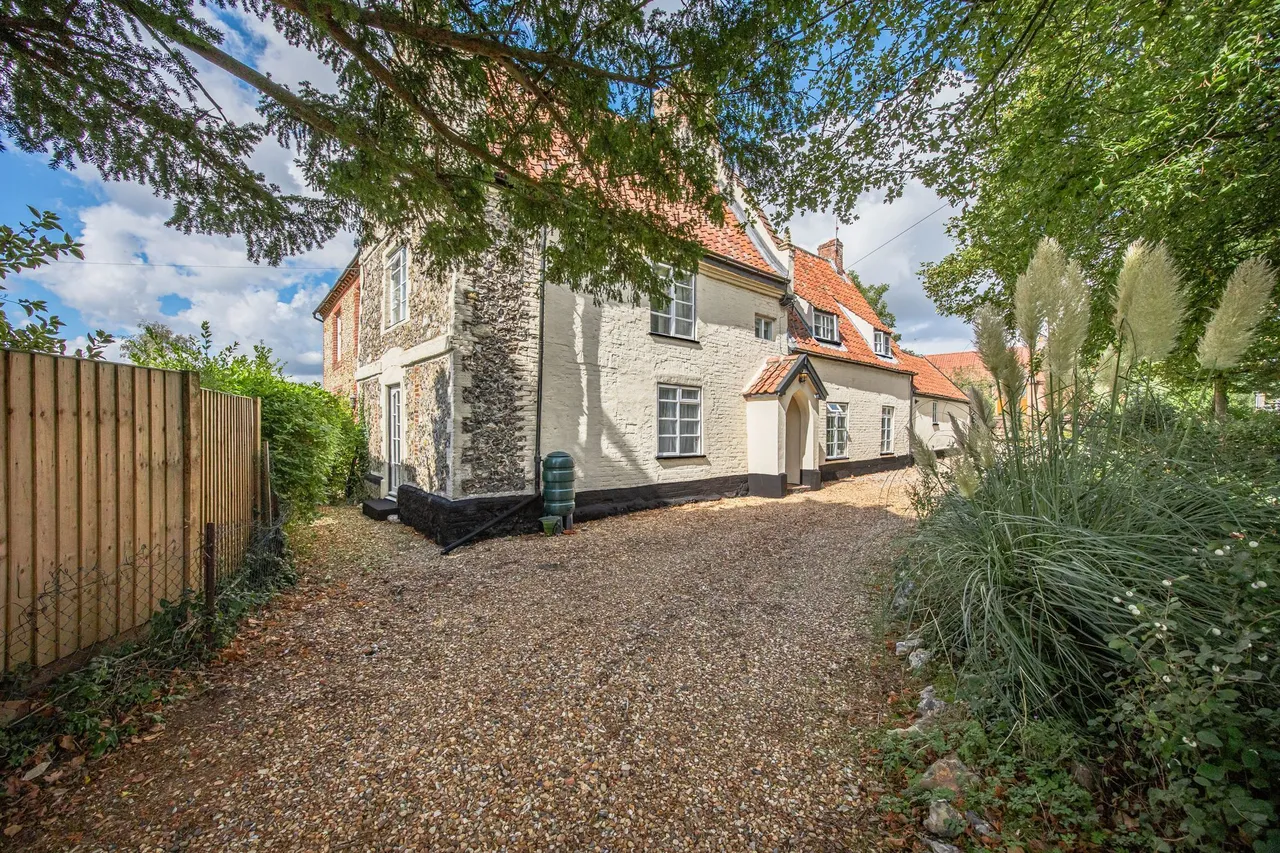 Attractive Grade II Listed Property i, photo 3