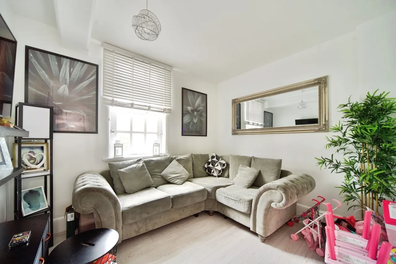 Brading Crescent, LONDON, E11, photo 2
