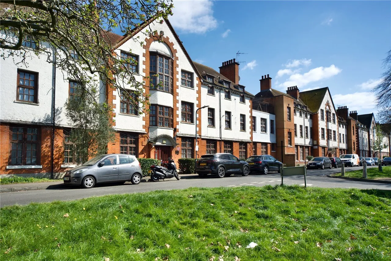 Brading Crescent, LONDON, E11, photo 17