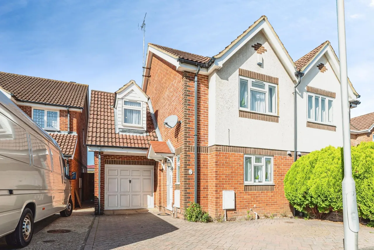 3 bed house for sale, Ayrton Senna Road, Reading, RG31