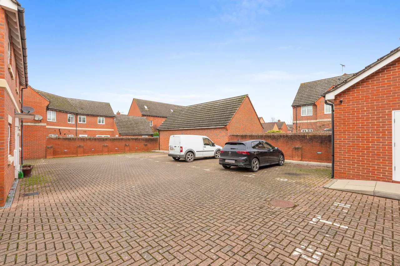 Juniper Drive, Weston Turville, HP22, photo 9