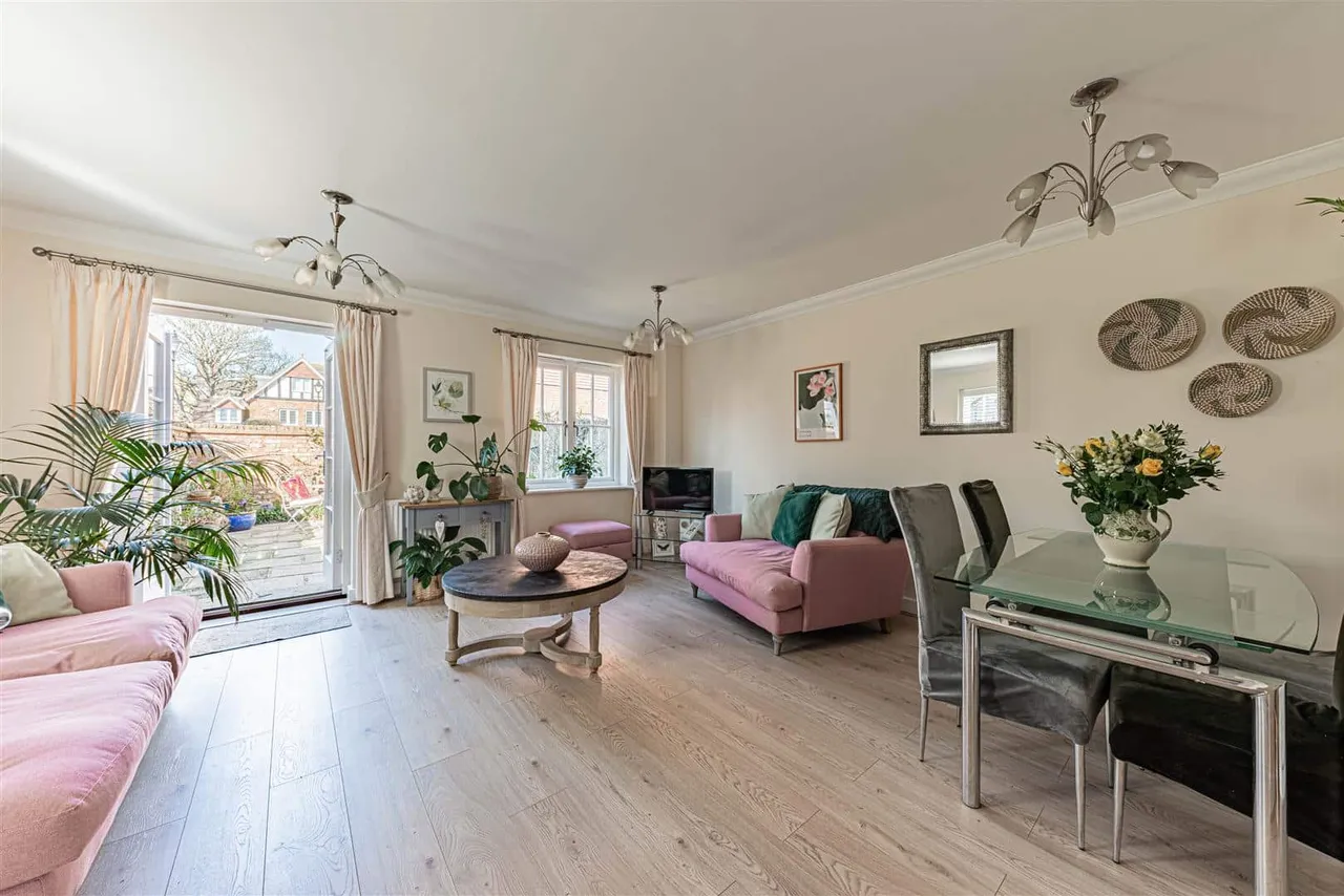 College Gardens, Westgate-On-Sea, Kent, CT8 8EY, photo 2
