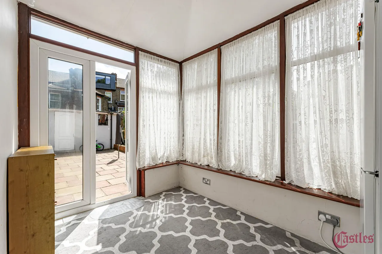 Lea Bridge Road, London, E5, photo 27