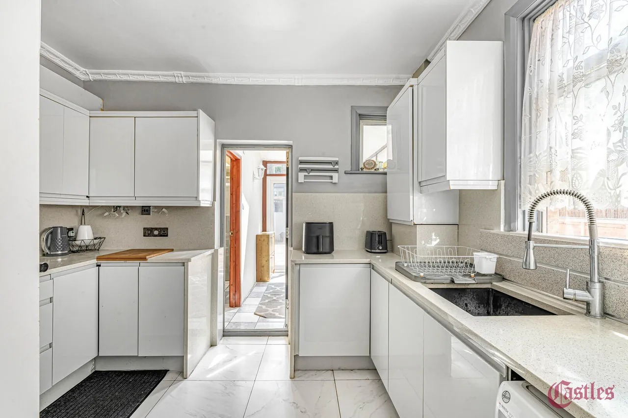 Lea Bridge Road, London, E5, photo 4