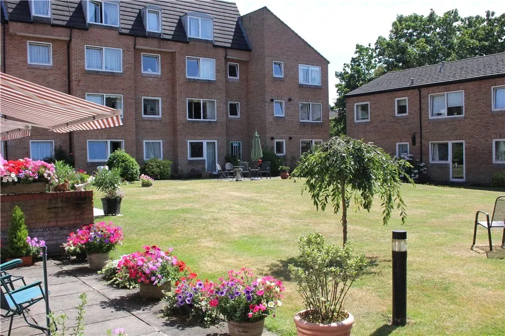 1 bed flat to rent, Mount Hermon Road, Woking, GU22
