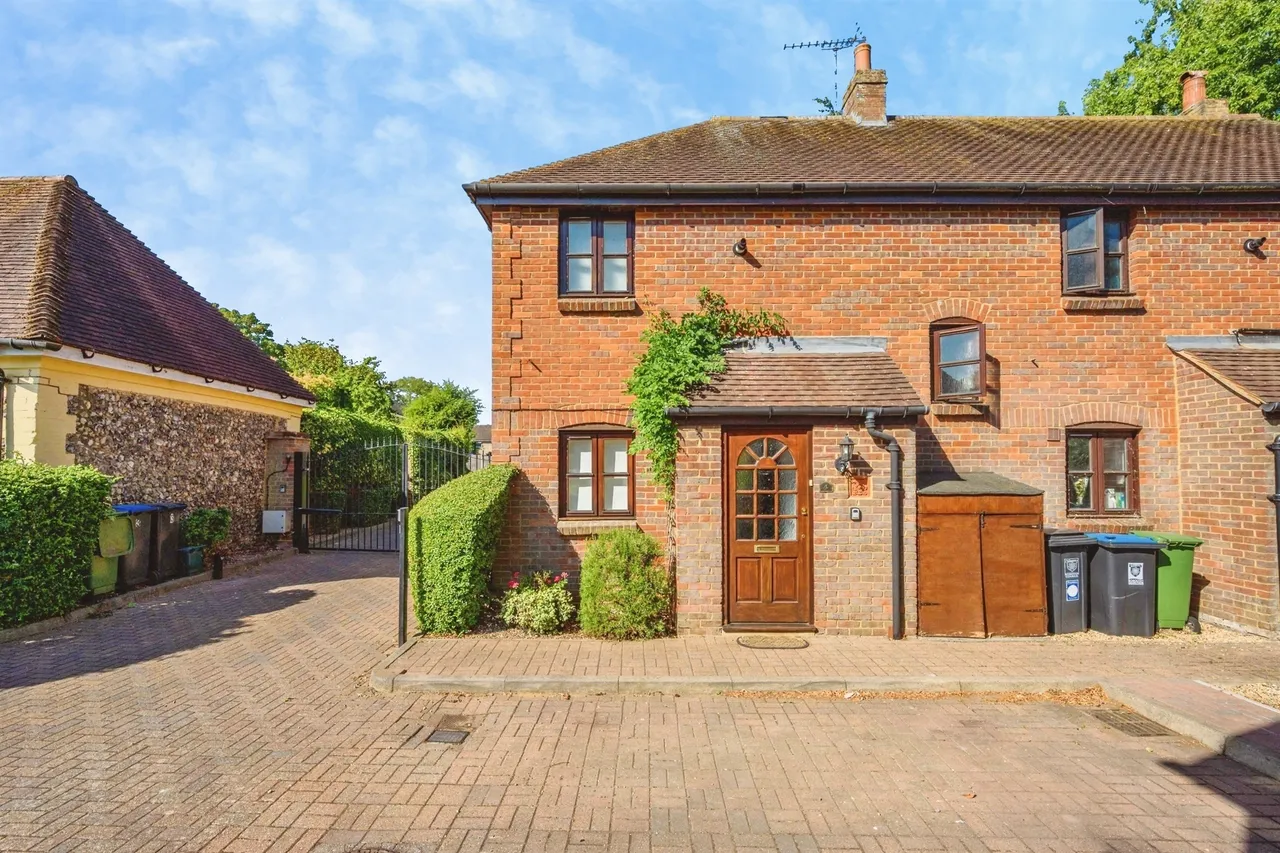 2 bed house for sale — Yeomans Court, Hemel Hempstead