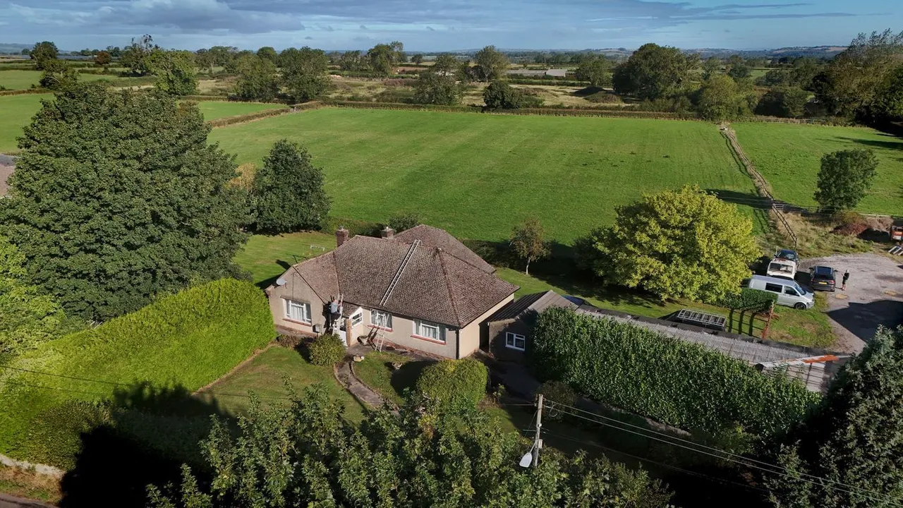 4 bed farm for sale, Small holding, 9.93 acres, BA3