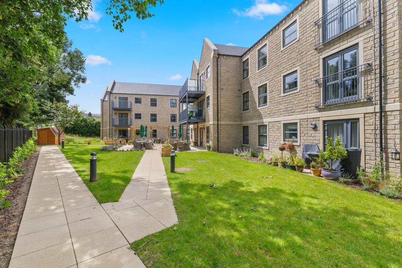 2 bed flat for sale, Summer Court, Burley in Wharfedale, LS29