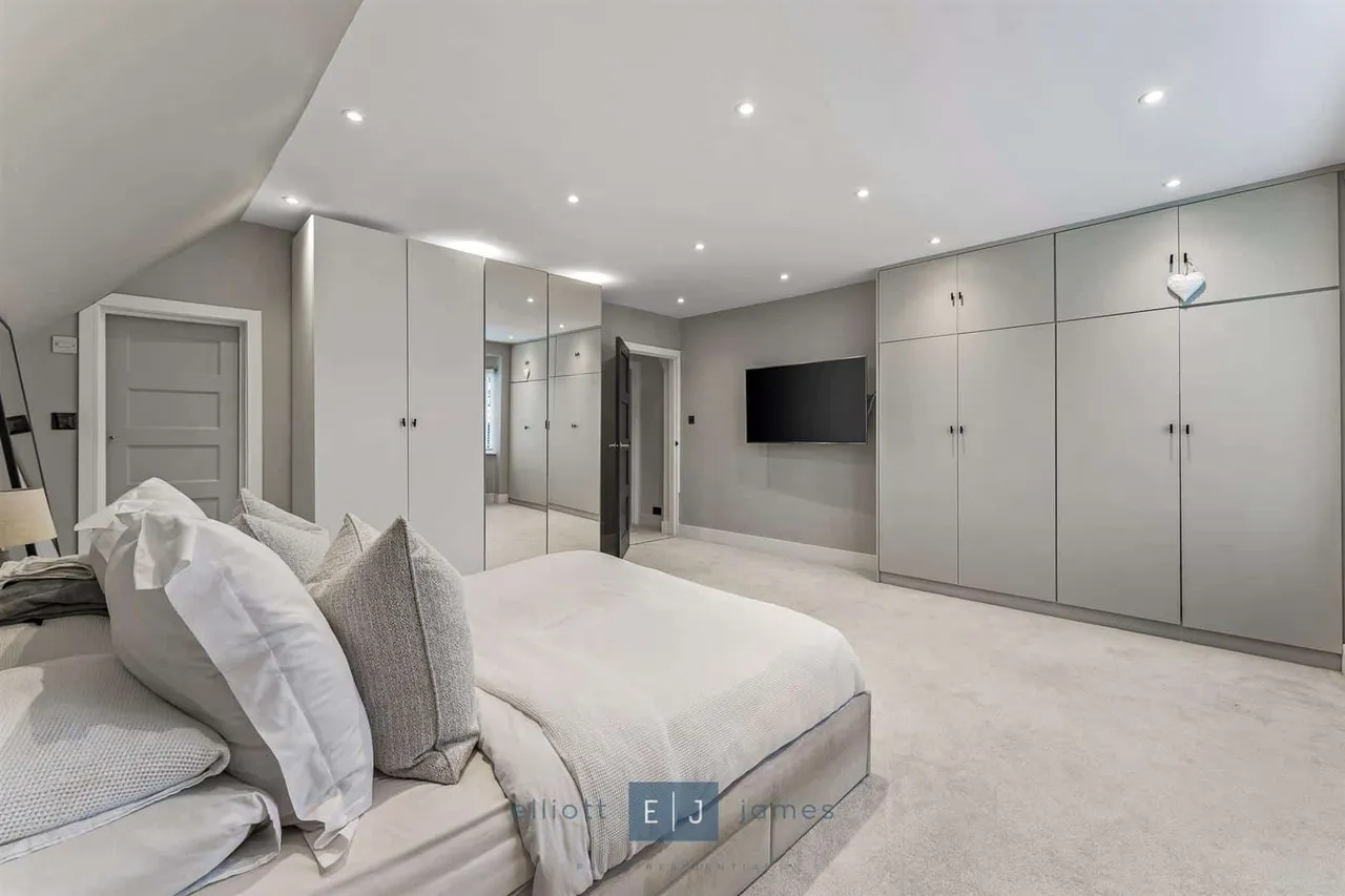 Stradbroke Grove, Buckhurst Hill, photo 5