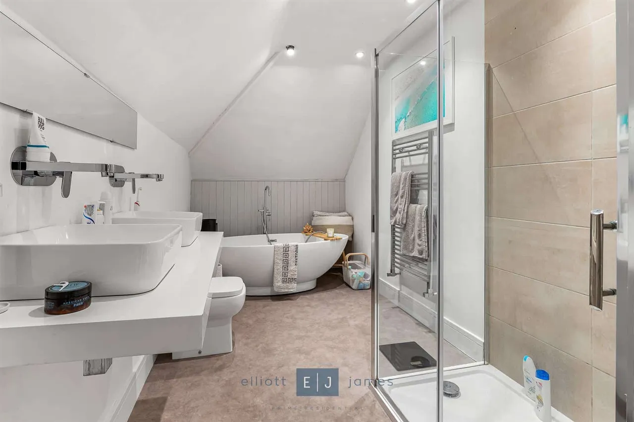 Stradbroke Grove, Buckhurst Hill, photo 6