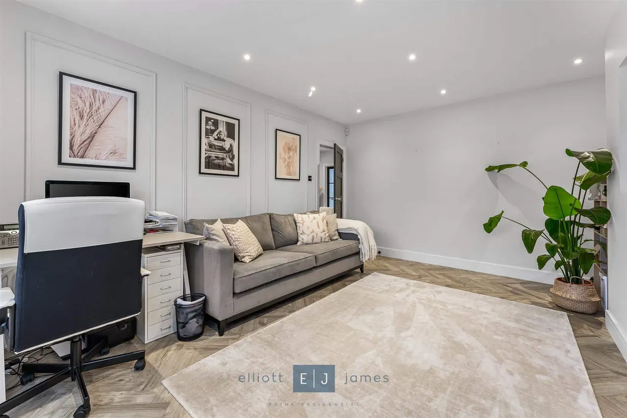 Stradbroke Grove, Buckhurst Hill, photo 10