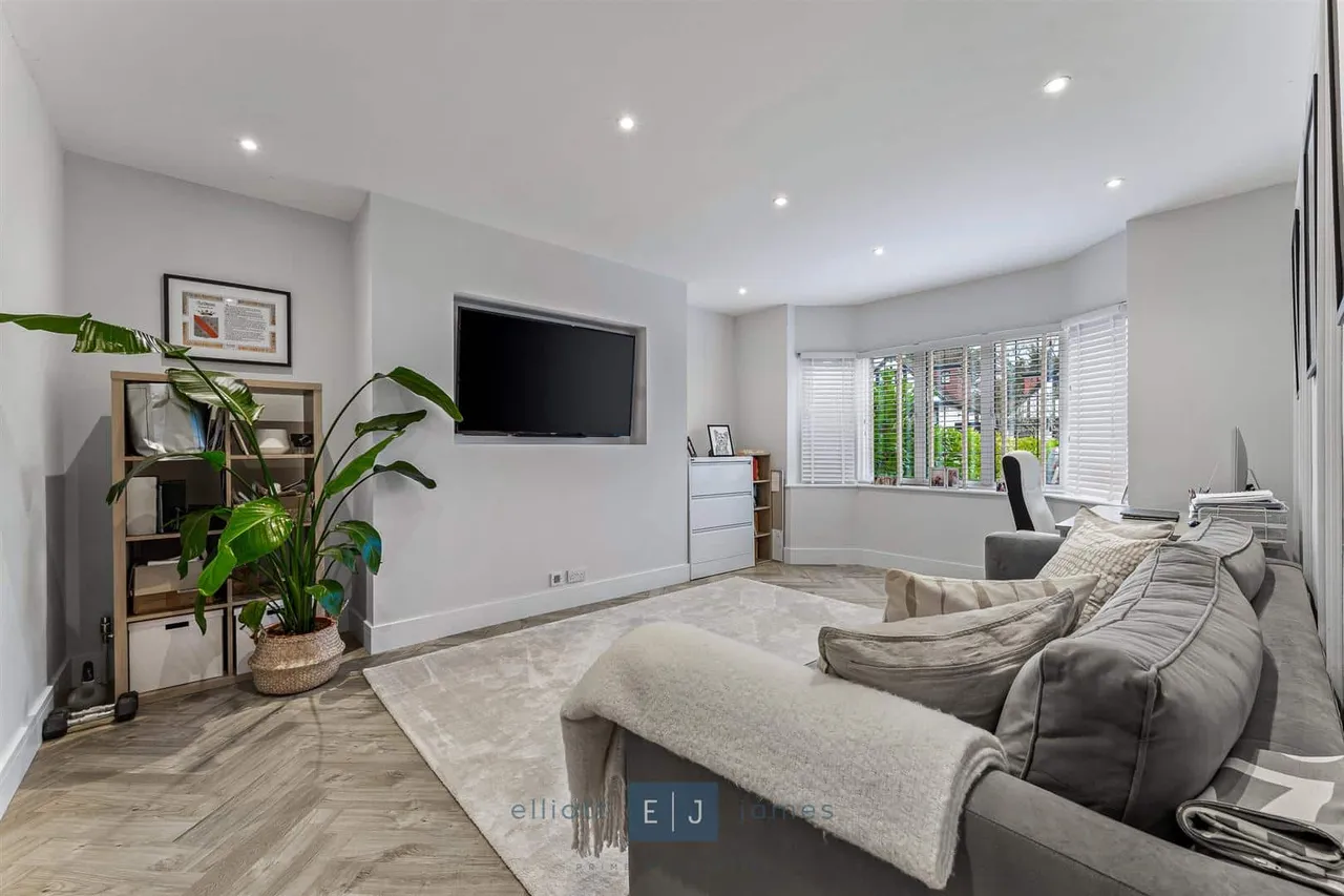 Stradbroke Grove, Buckhurst Hill, photo 9