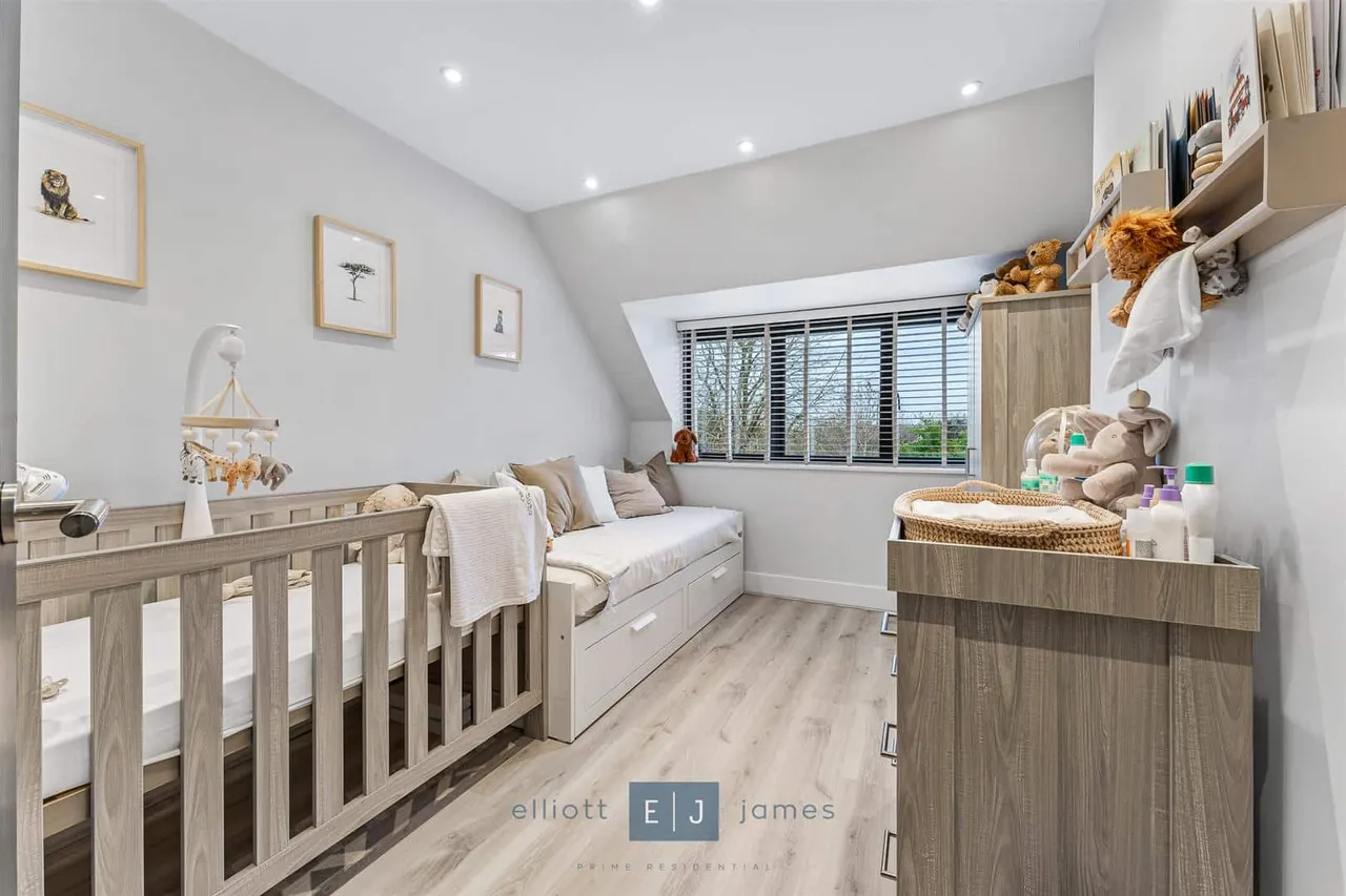 Stradbroke Grove, Buckhurst Hill, photo 8