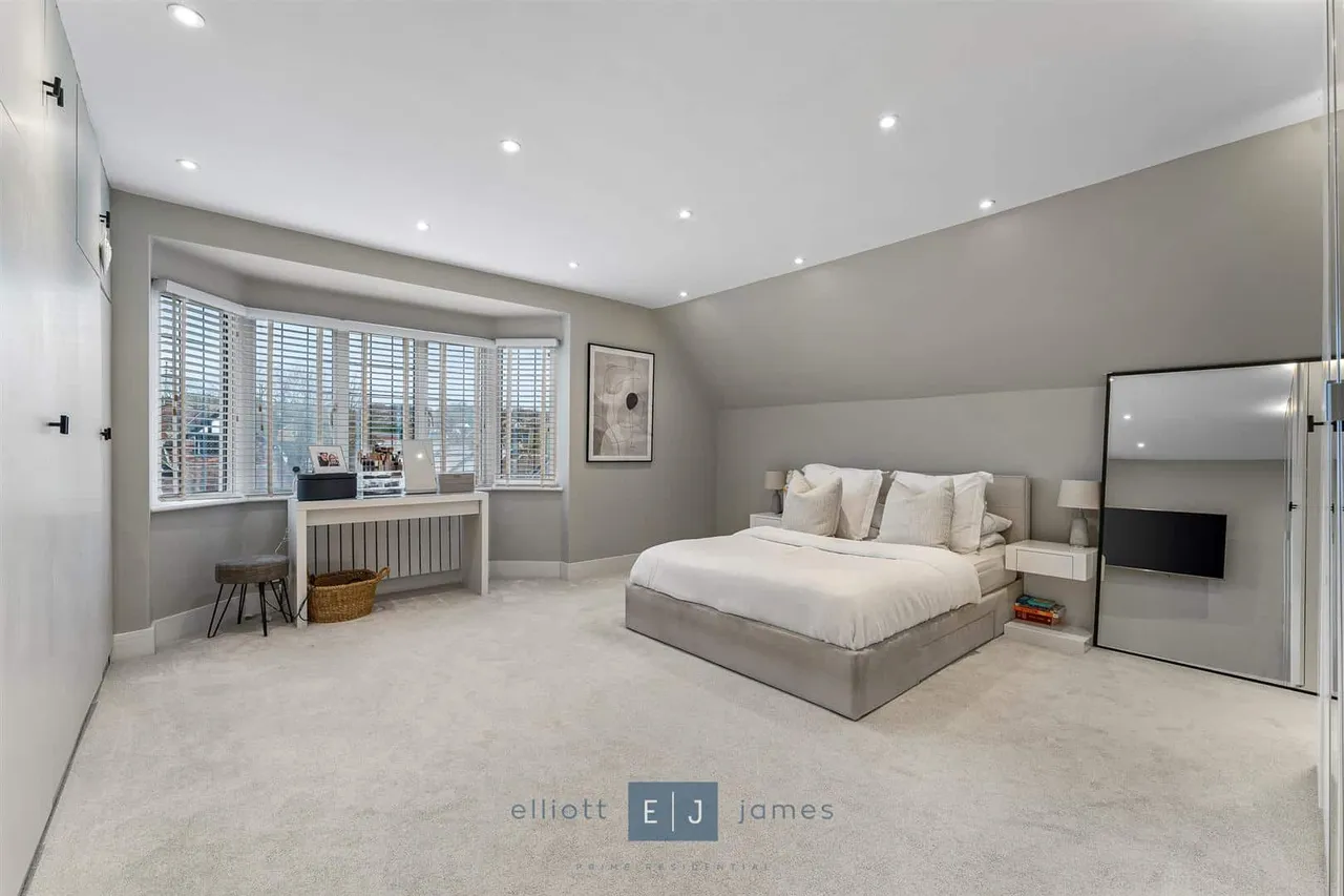 Stradbroke Grove, Buckhurst Hill, photo 4