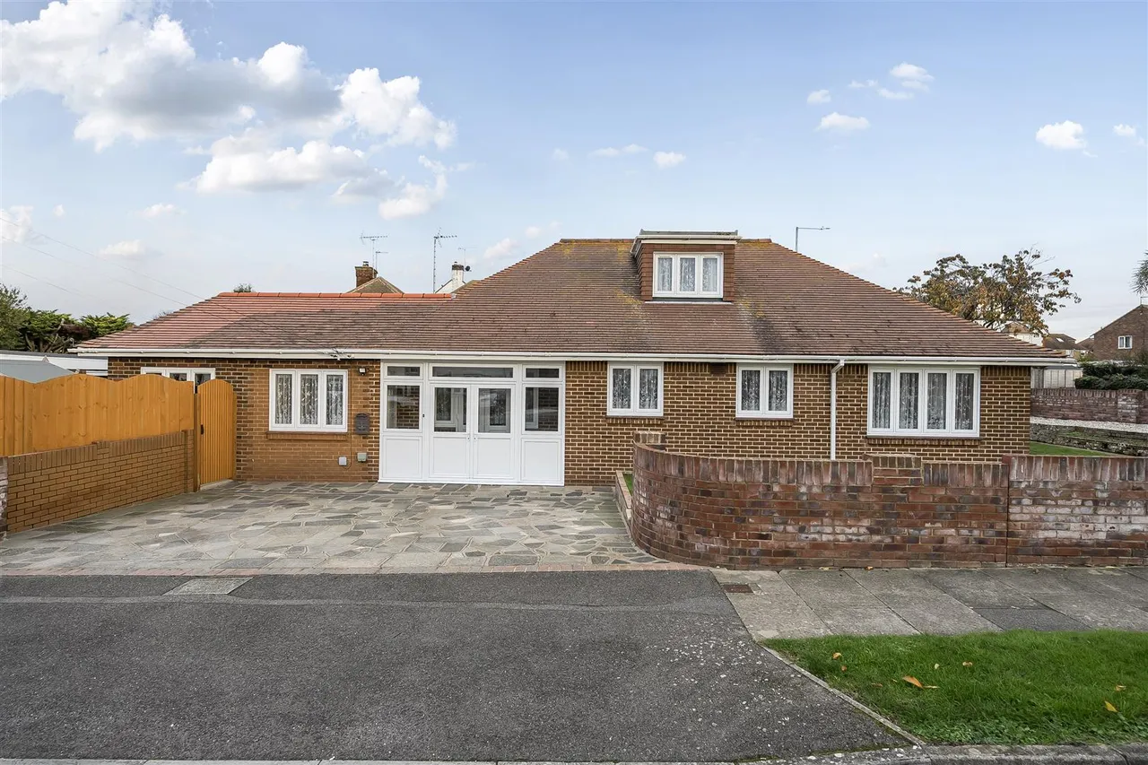 4 bed house for sale — Bowes Avenue, Margate, Kent, CT9 5EP
