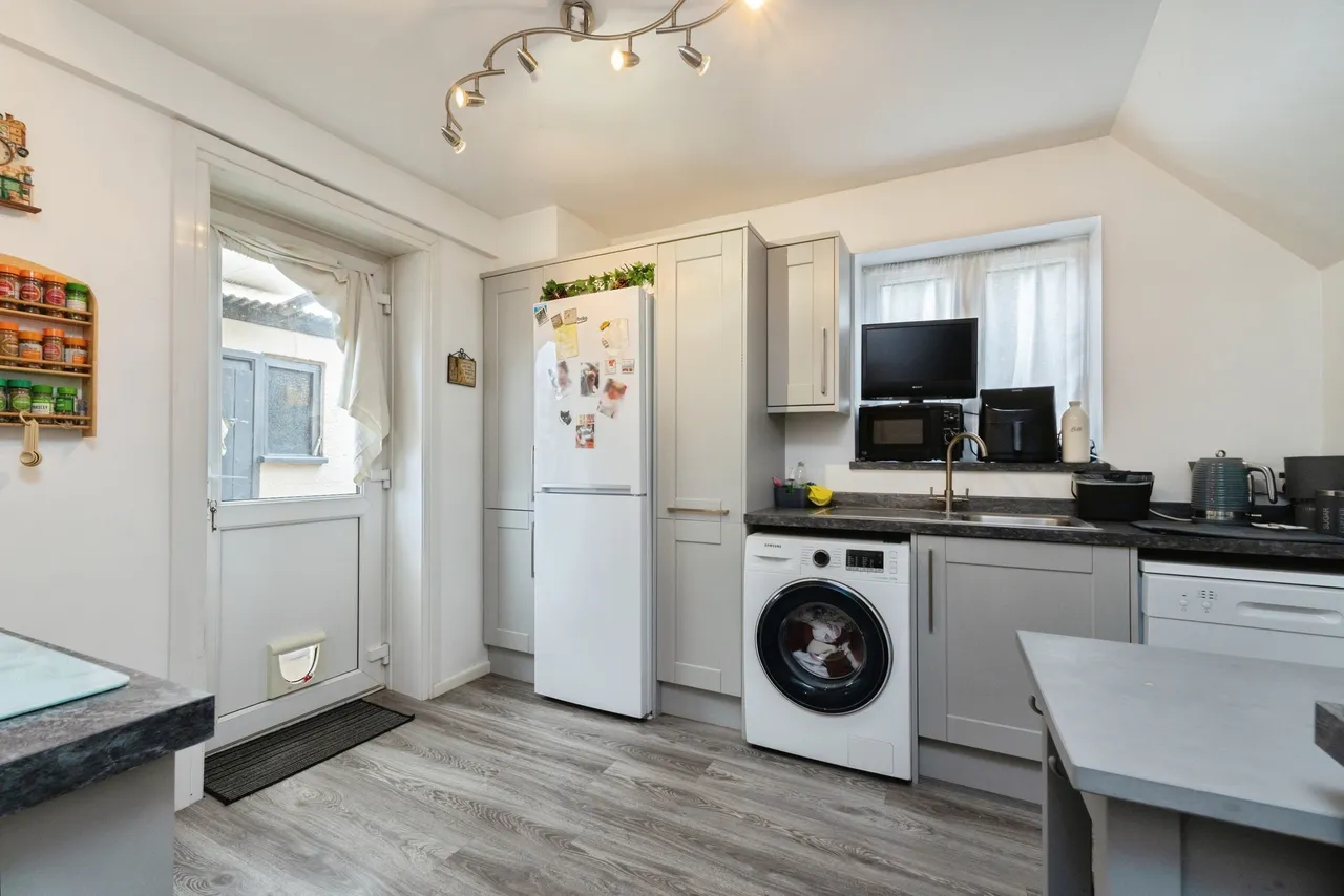 Carisbrooke Road, Mitcham, photo 4