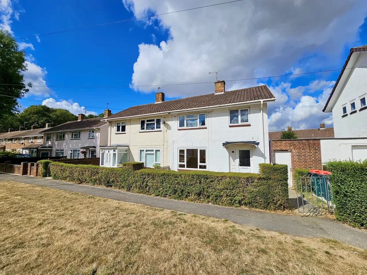 3 bed house to rent — Heron Close, CRAWLEY