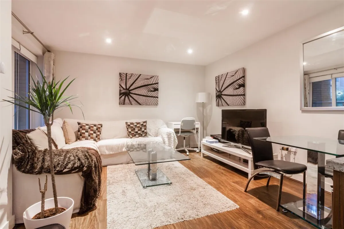 2 bed flat to rent, Bromyard Avenue, London, W3