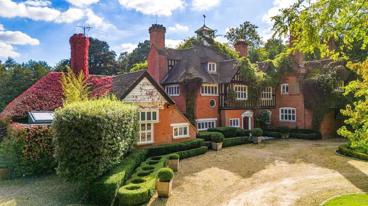 6 bed house for sale — Seven Hills Road, Hersham, Walton-on-Thames, Surrey, KT12 4DG