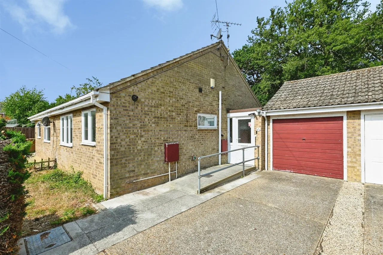 2 bed house for sale — Hadley Crescent, Heacham, King's Lynn
