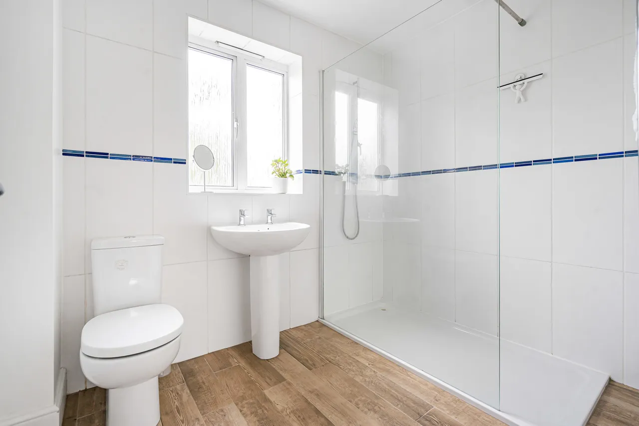 Hollis Wood Drive, Wrecclesham, GU10, photo 11