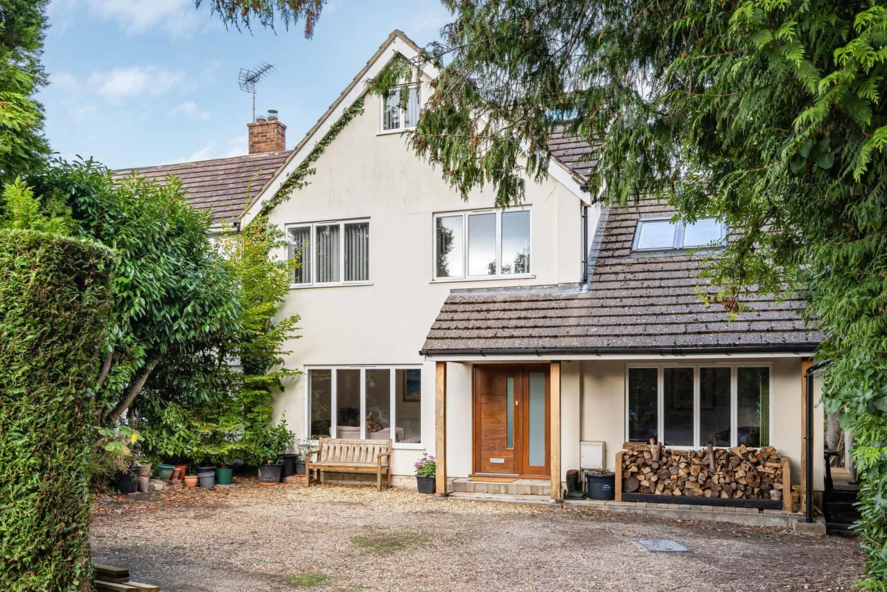 5 bed house for sale, Hollis Wood Drive, Wrecclesham, GU10
